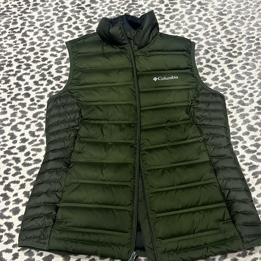 Columbia puffer vest. Worn 2 times. Olive Green